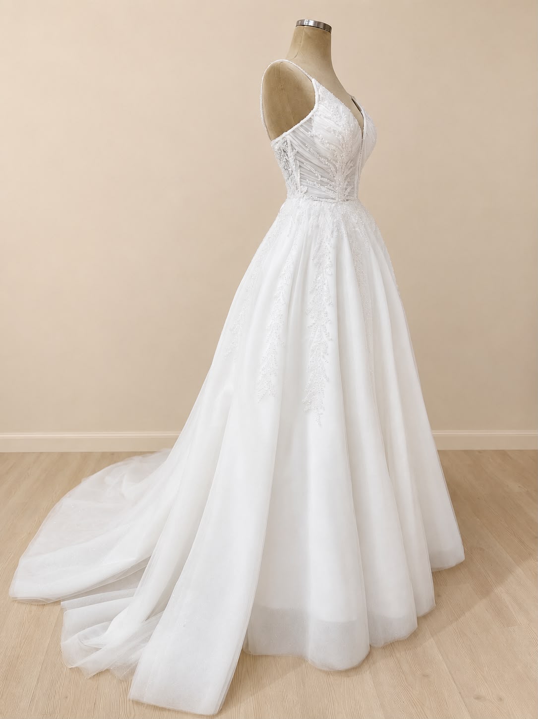 Brautkleid mit Perlenstickerei und tiefem V-Ausschnitt