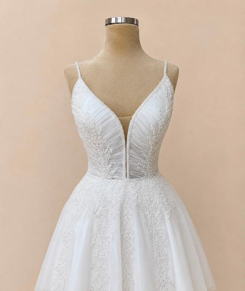 Brautkleid mit Perlenstickerei und tiefem V-Ausschnitt