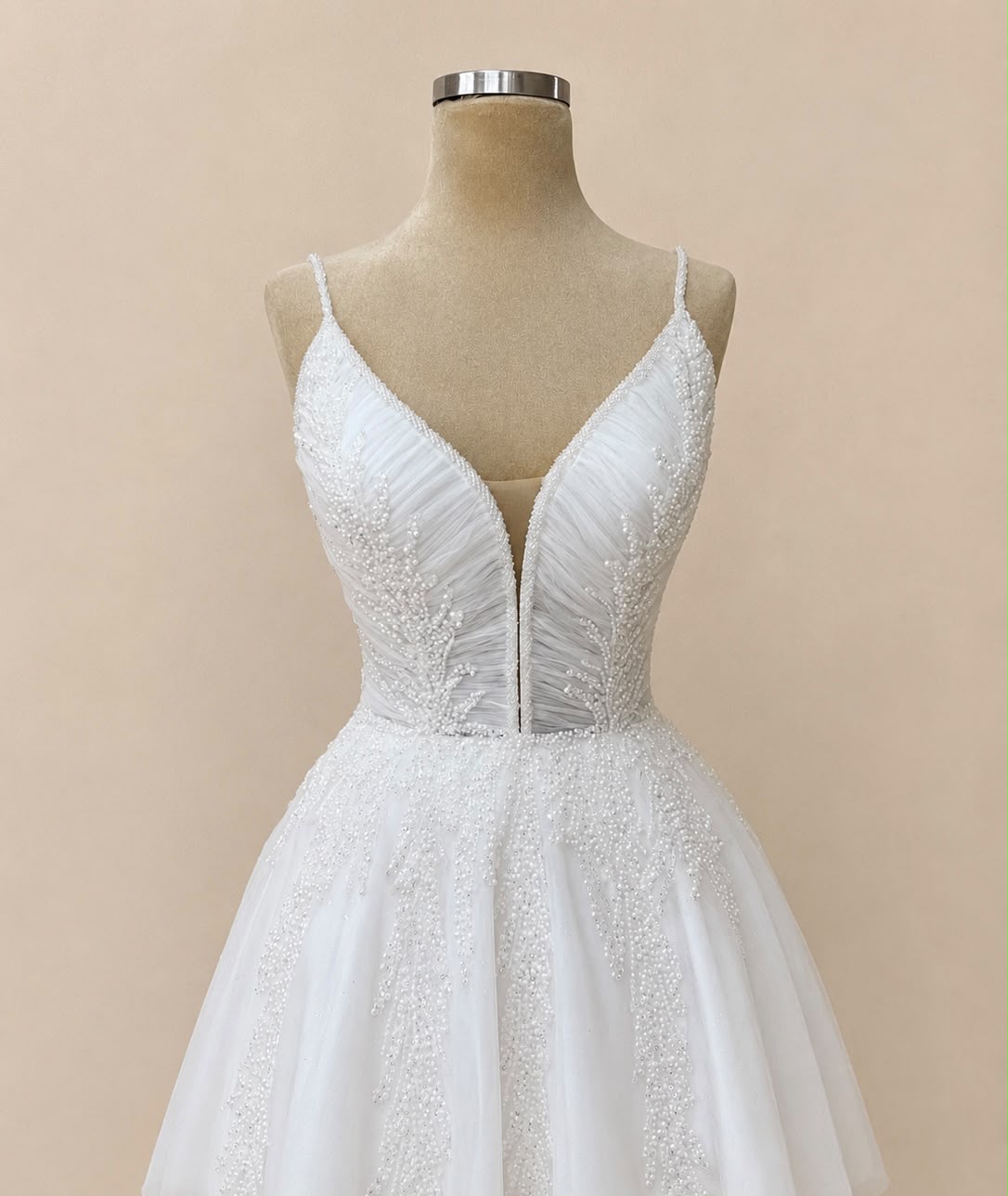 Brautkleid mit Perlenstickerei und tiefem V-Ausschnitt