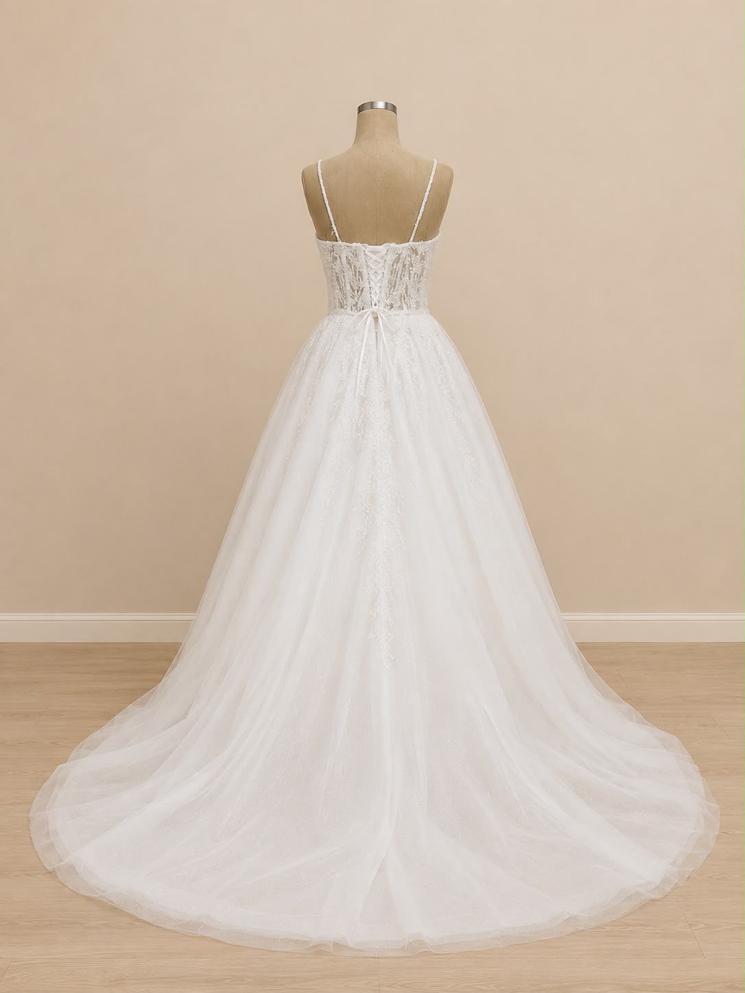 Brautkleid mit Perlenstickerei und tiefem V-Ausschnitt