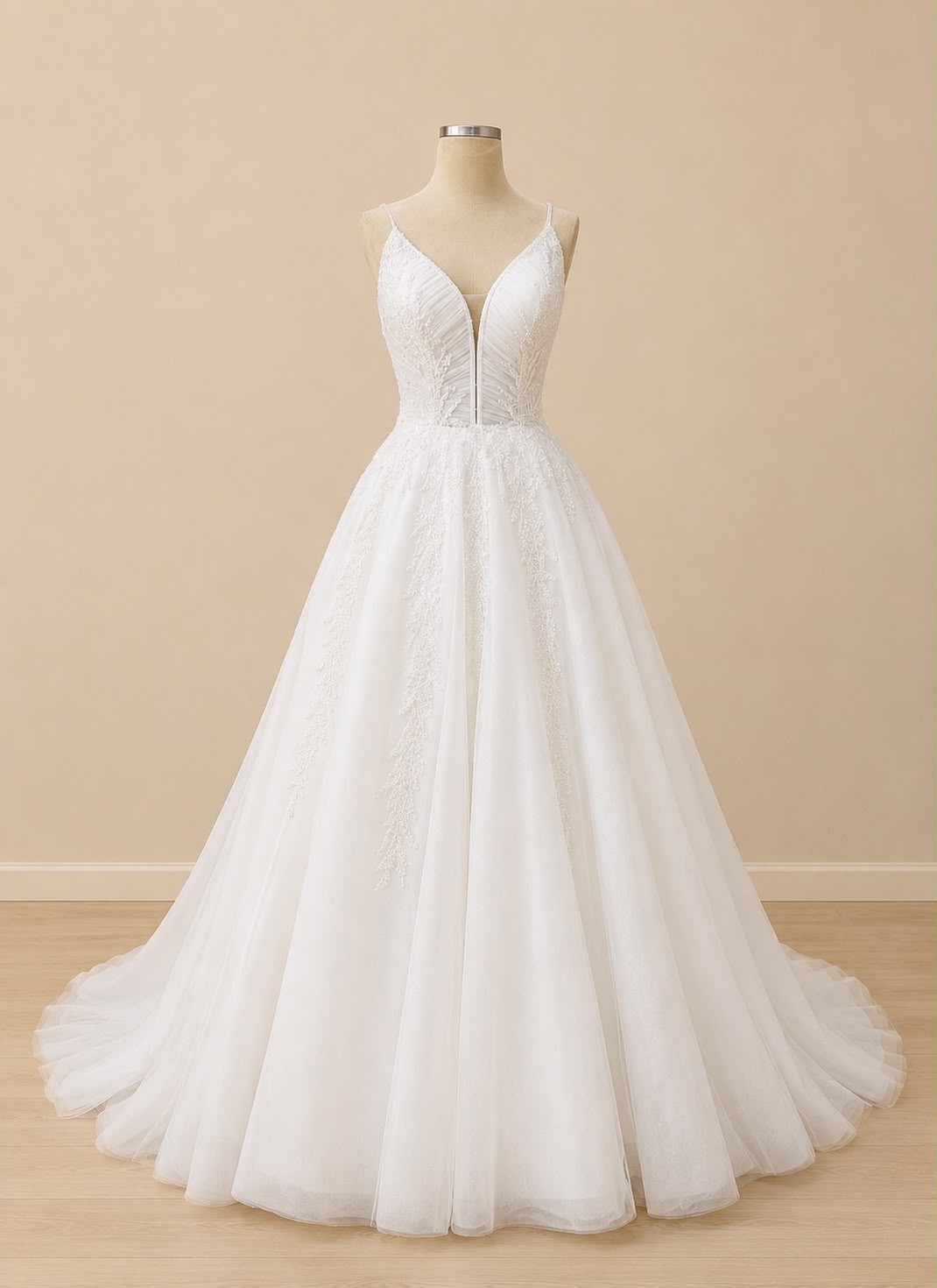 Brautkleid mit Perlenstickerei und tiefem V-Ausschnitt