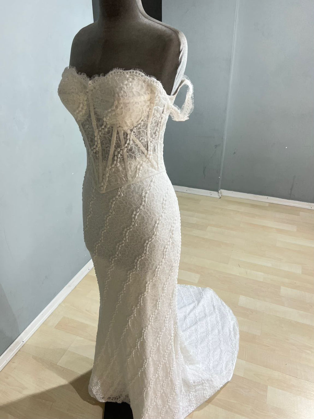 Fit-and-Flare Spitzen-Brautkleid