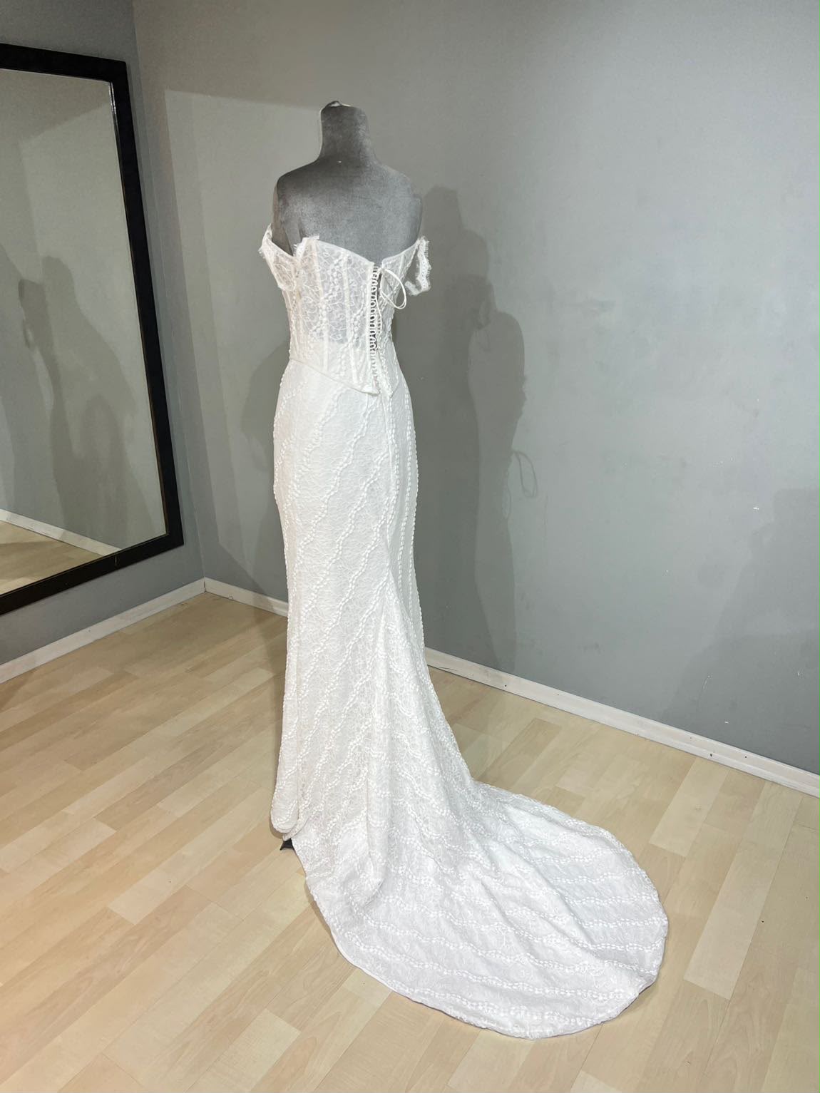 Fit-and-Flare Spitzen-Brautkleid