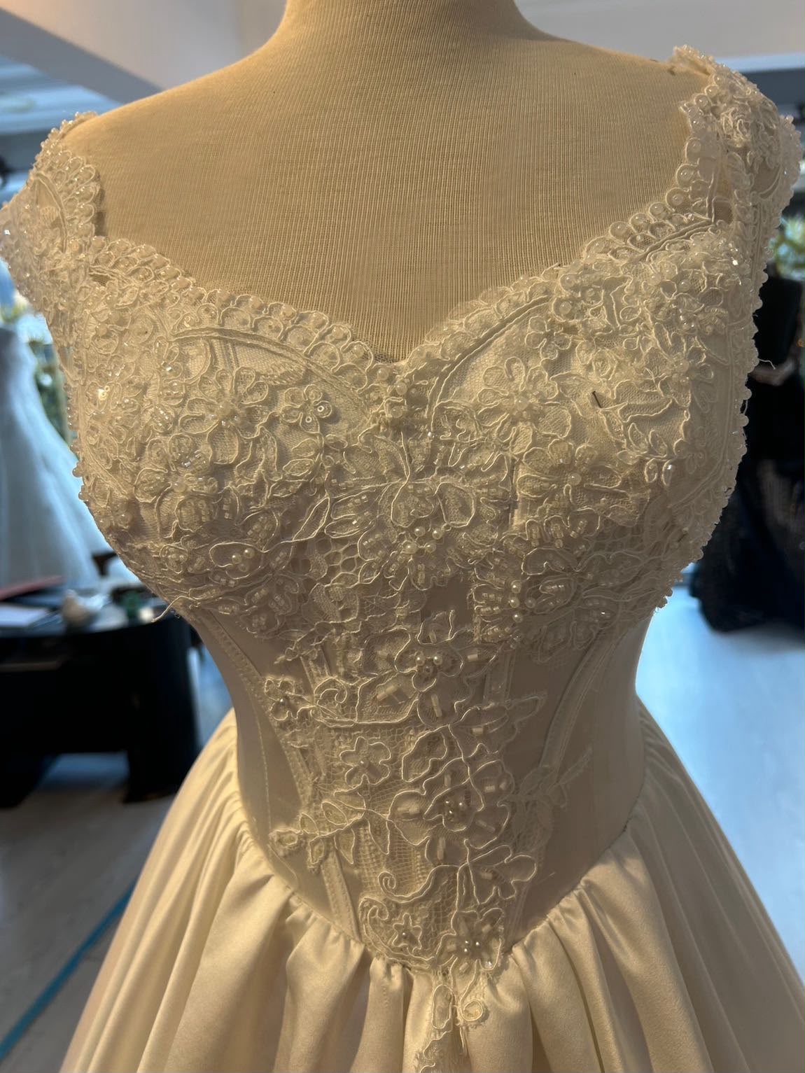 Satin- & Spitzen-Brautkleid